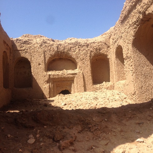 اتاق های سقف فرو ریخته قلعه گوجو در باغستان 